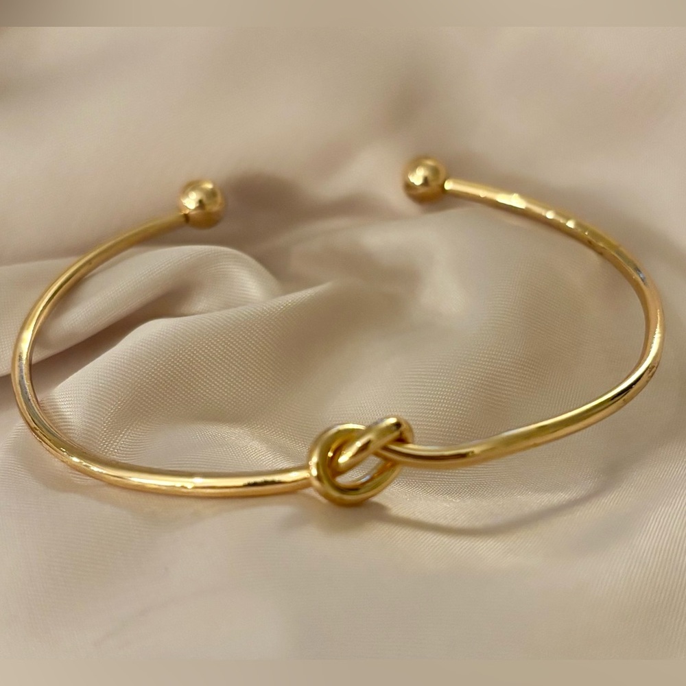 Chic Gold Knot Bracelet